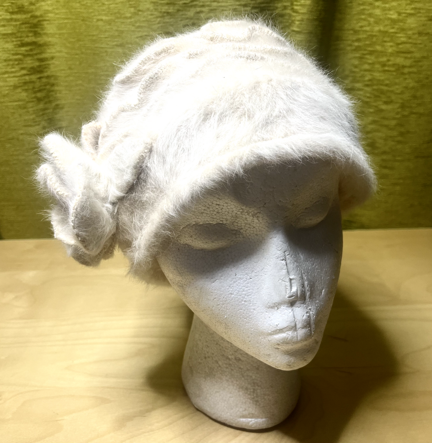 SNOXELL GWYTHER Soft Fluffy Knit ANGORA Blend Women's Cream Retro Flapper Cloche Hat size S M